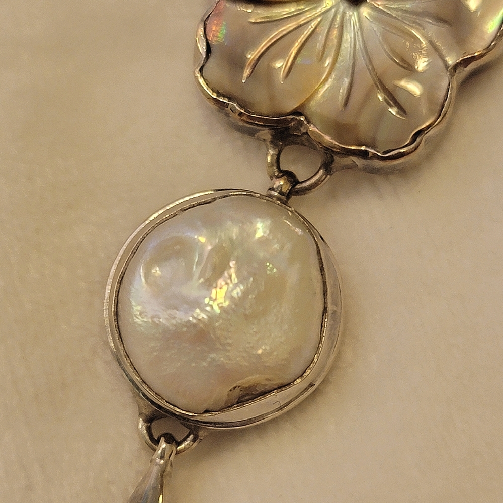 Stunning Sterling Silver Carved MOP & Pearl Flower Necklace - Picture 3 of 12